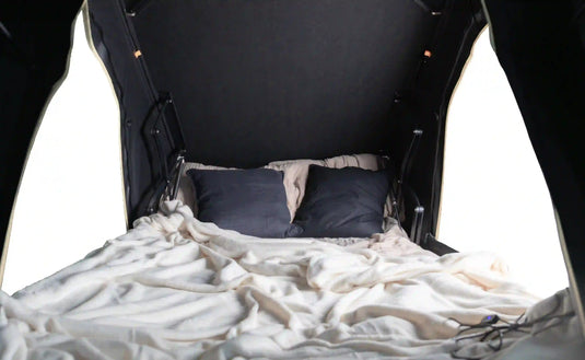 Carcamp tenda da tetto Dolomia, chiusura con corredo, interno con lenzuola e cuscini.