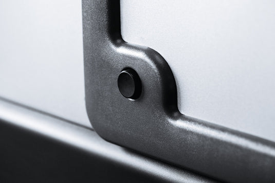 Pulsante magnetico nero per Service Door 3 di Thetford 67119